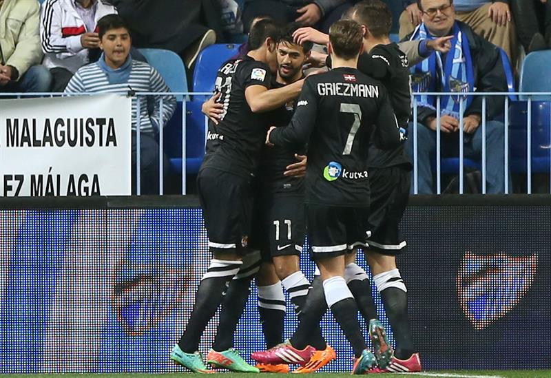 Carlos Vela festeja con sus compañeros su gol 