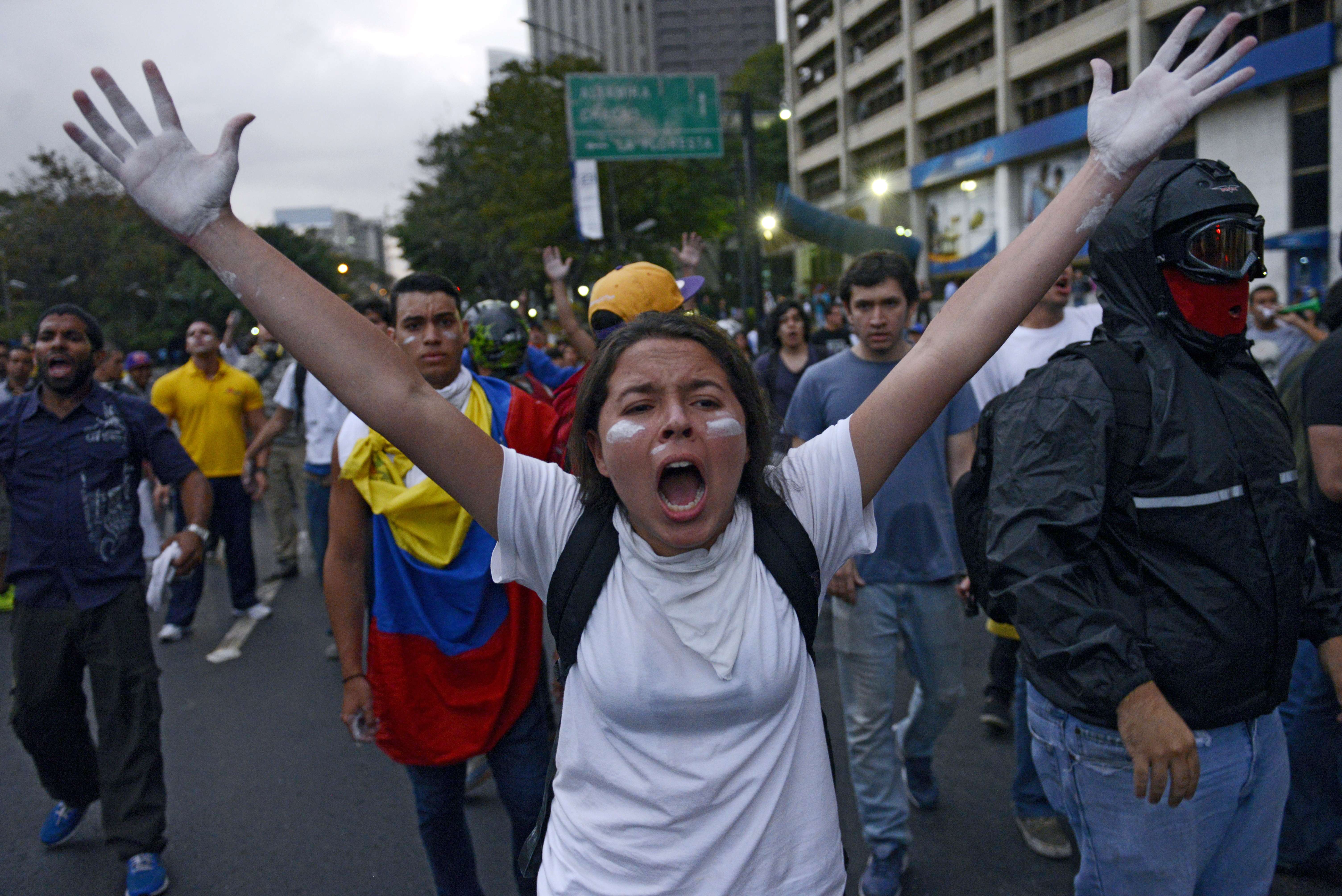 Una estudiante grita consignas contra el gobierno de Maduro durante la marcha de protesta de hoy en Caracas