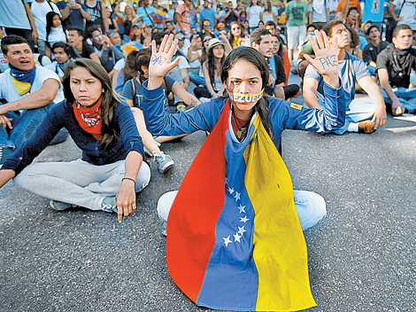 Más de tres mil jóvenes salieron a las calles de Caracas en rechazo a la violencia de las autoridades.