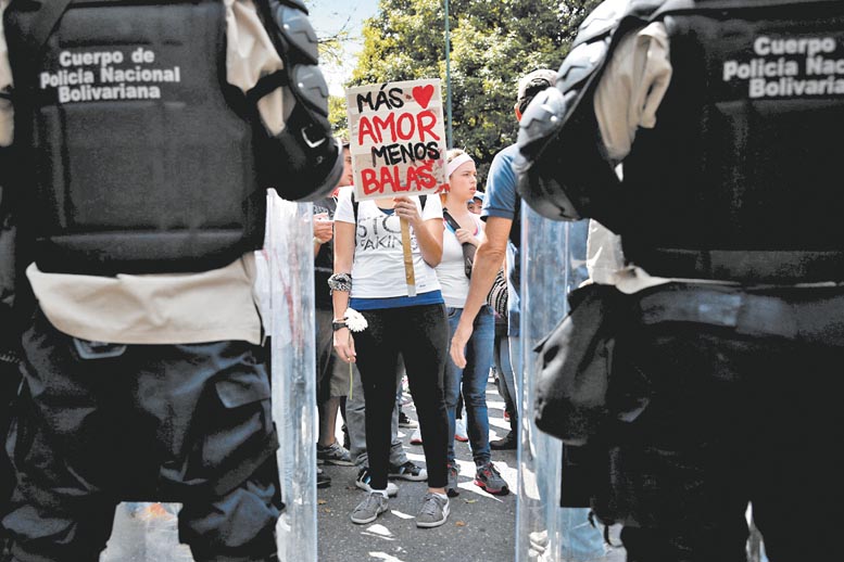 Centenares de estudiantes universitarios volvieron ayer a las calles de Caracas contra el gobierno.