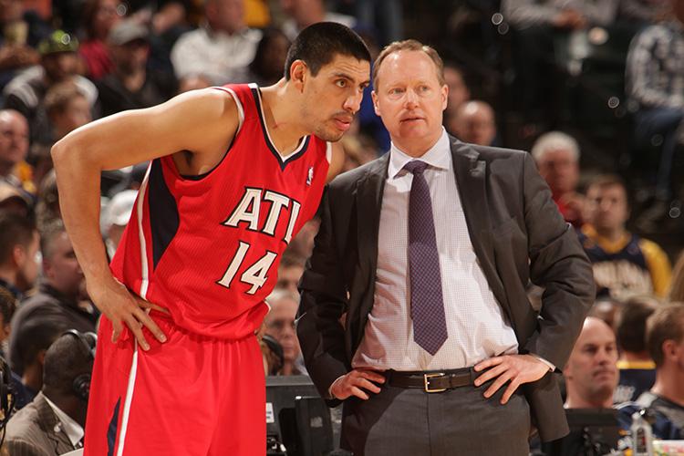 Gustavo Ayón recibe instrucciones antes de su lesión 