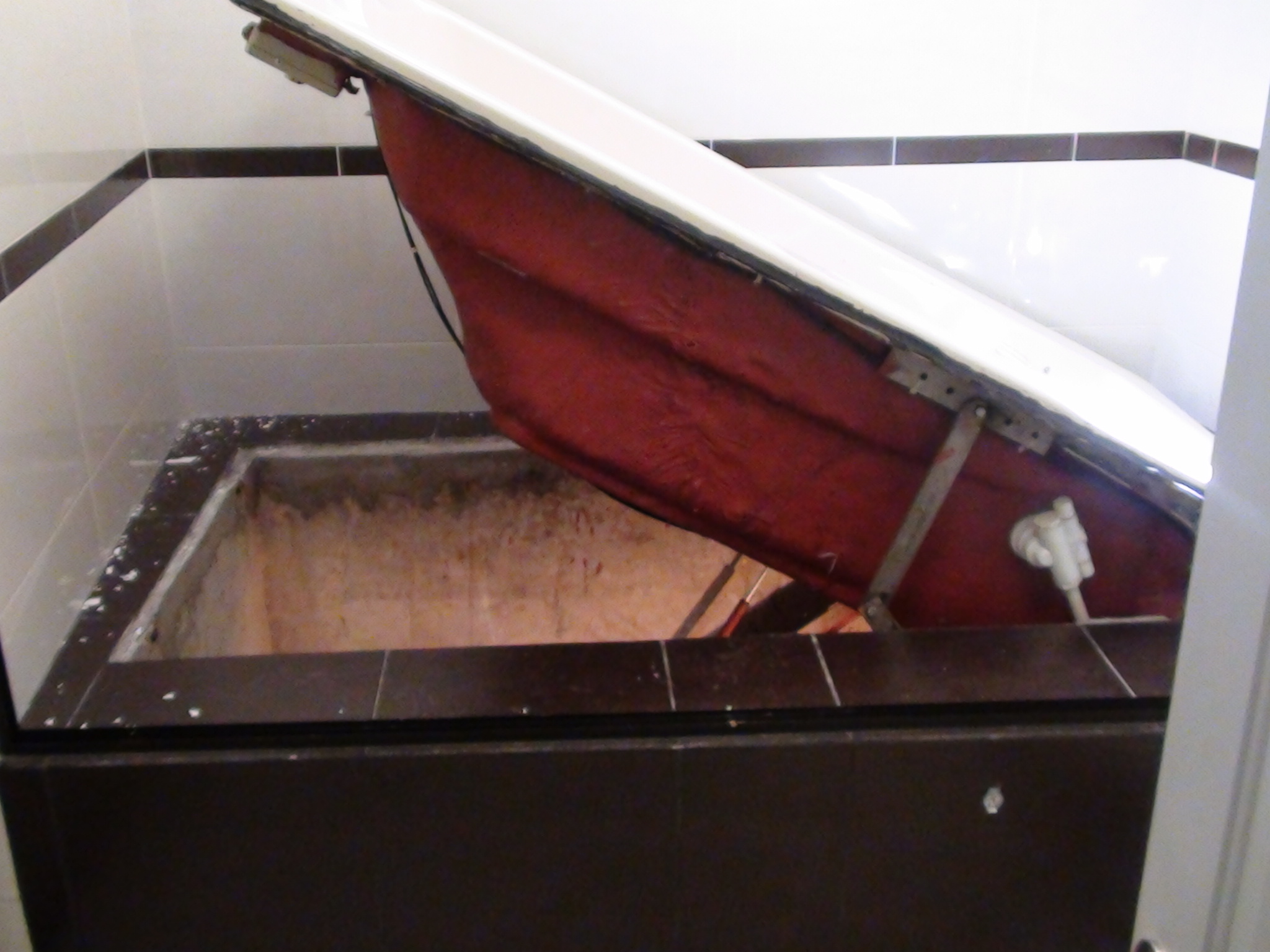 La entrada a los túneles estaba oculta debajo de tinas de baño.