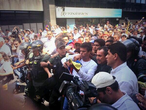Policías de la Guardia Nacional detuvo al líder opositor Leopoldo López 
