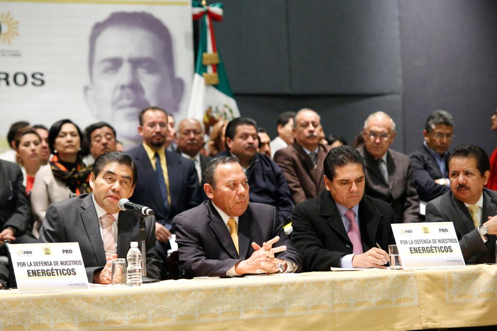 El senador Miguel Barbosa, Jesús Zambrano, presidente del PRD, y el diputado Silvano Aureoles.