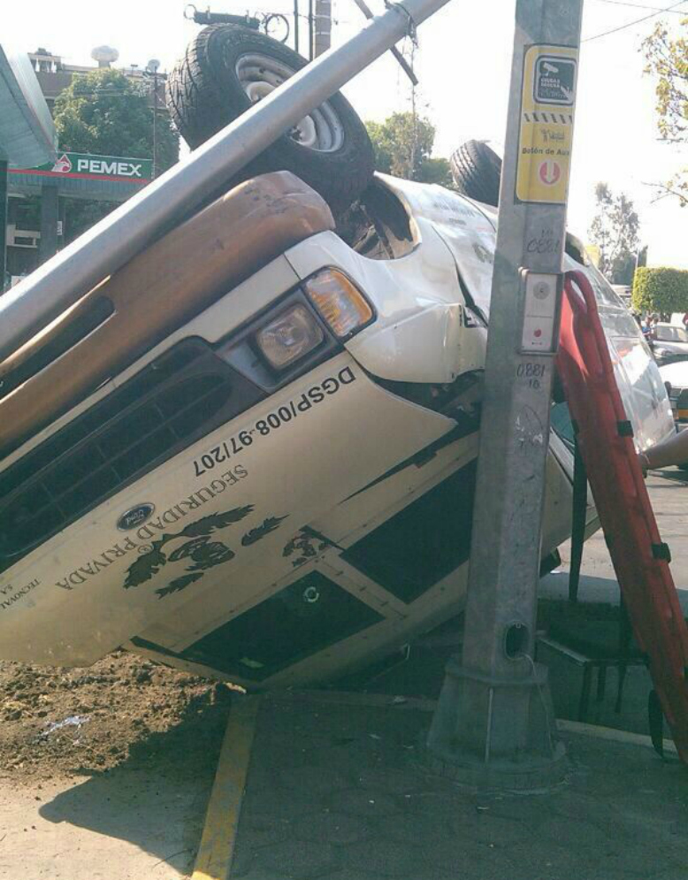 Una volcadura de una camioneta de custodia y traslado de valores ocurrió en Calzada de la Viga y Ríio Churubusco, en Iztacalco. Tres custodios resulta