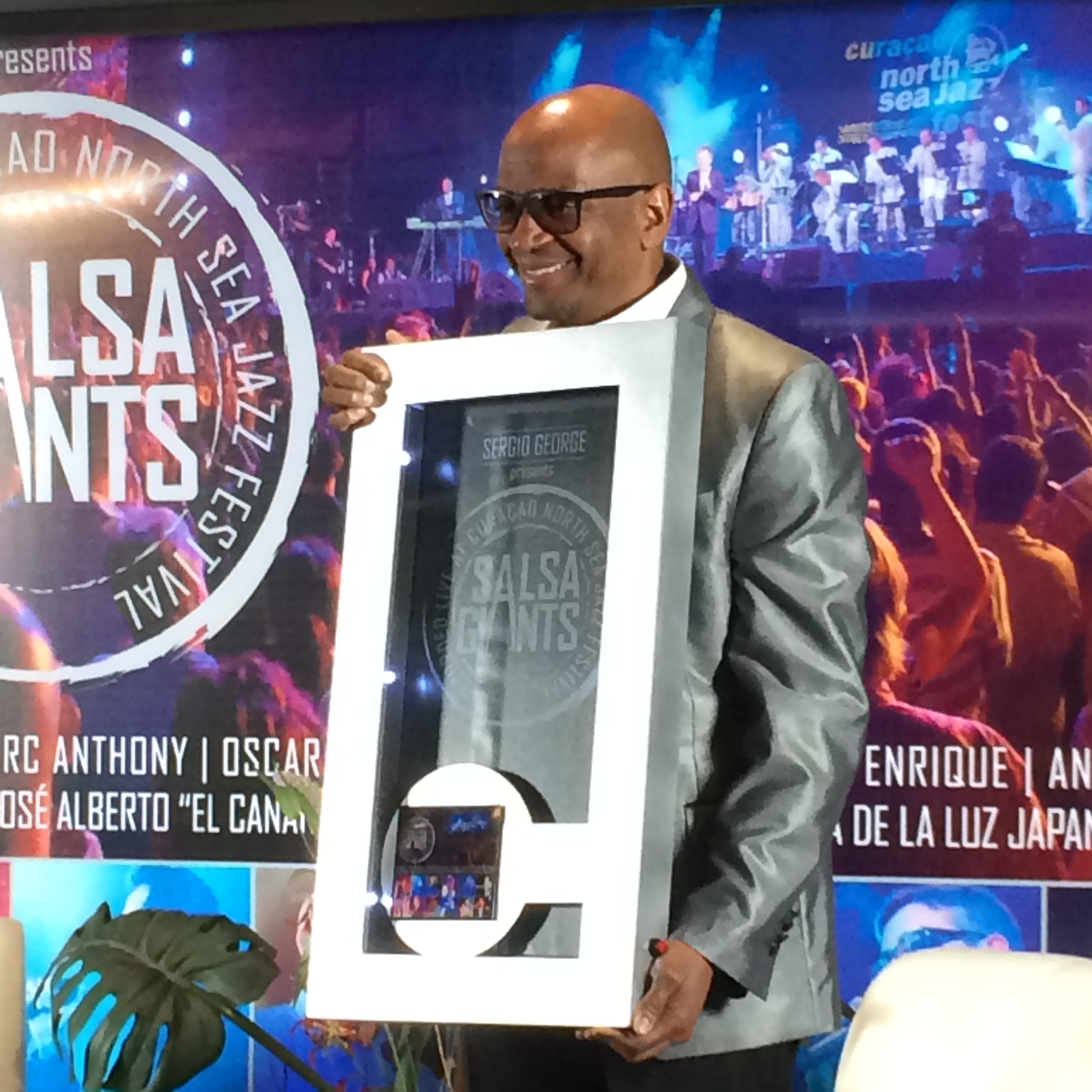 El álbum Gigantes de la Salsa recibió disco de platino.