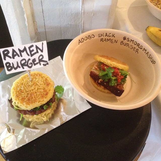 Este híbrido combina la hamburguesa tradicional con la pasta japonesa 'ramen', que sustituye al pan.