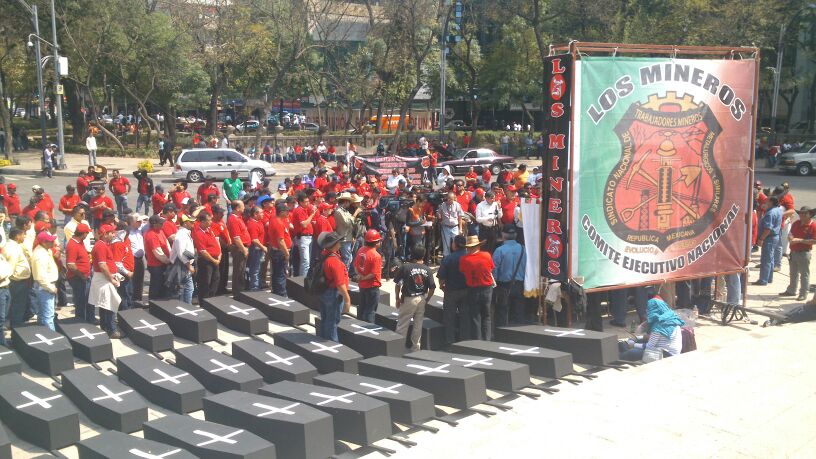 los manifestantes pusieron ataúdes de carton en memoria de los mineros atrapados