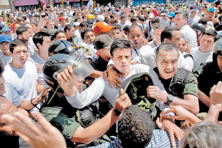 Con megáfono en mano, el político de 42 años pidió a sus simpatizantes no caer en provocaciones ni en enfrentamientos con la policia.