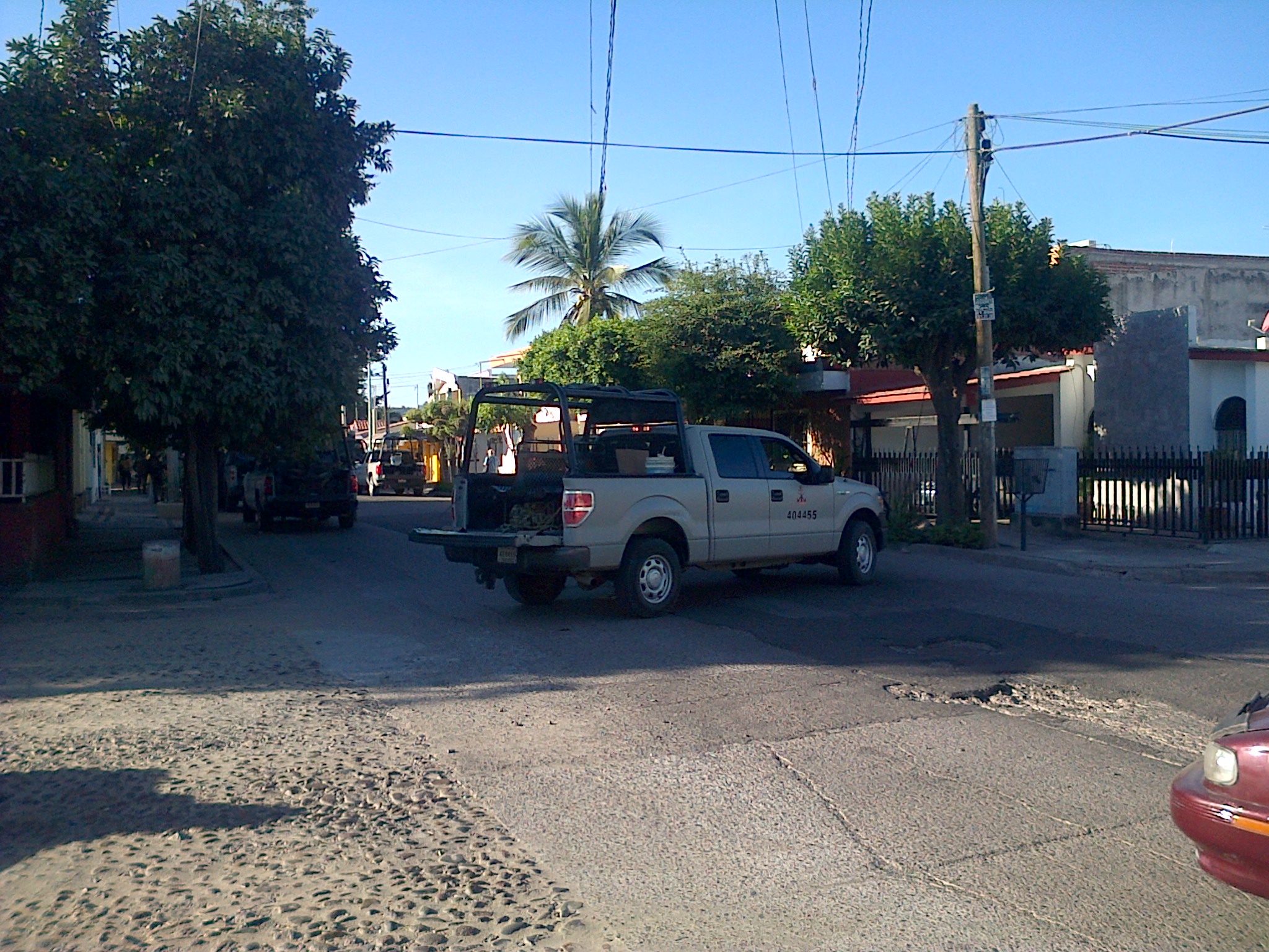 Por lo menos cinco camionetas de la Marina mantienen cortada la circulación
