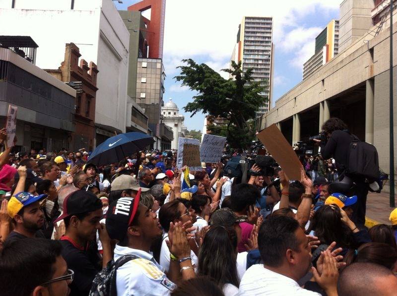 Seguidores de Leopoldo López se congregaron en el Palacio de Justicia donde el líder de oposición permanece detenido.