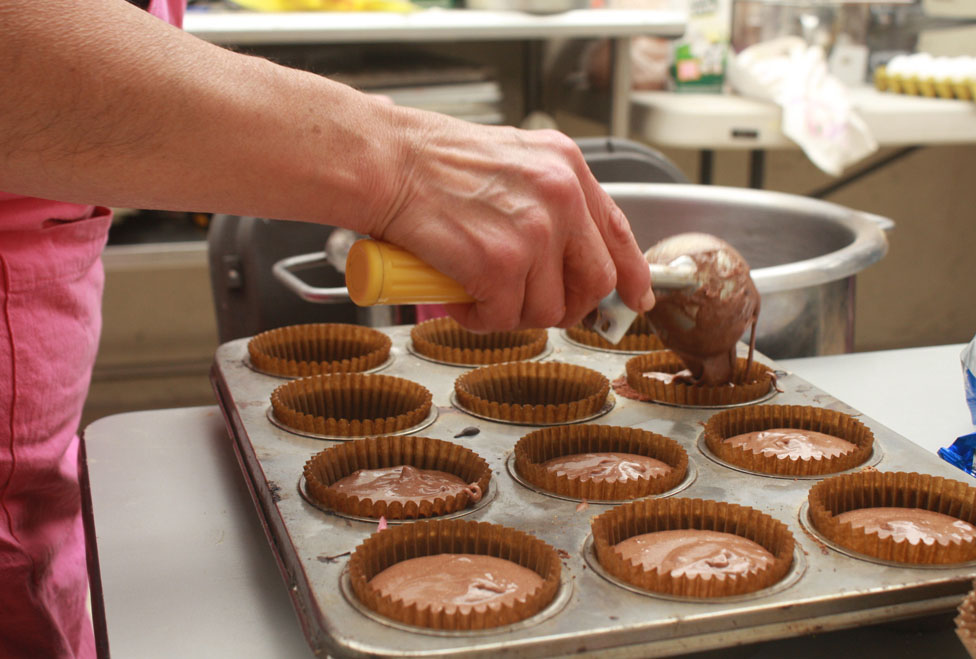 Dentro de las actividades que llevan a cabo en Tamar,  les otorgan pláticas grupales, ayuda psicológica y talleres de repostería y costura.