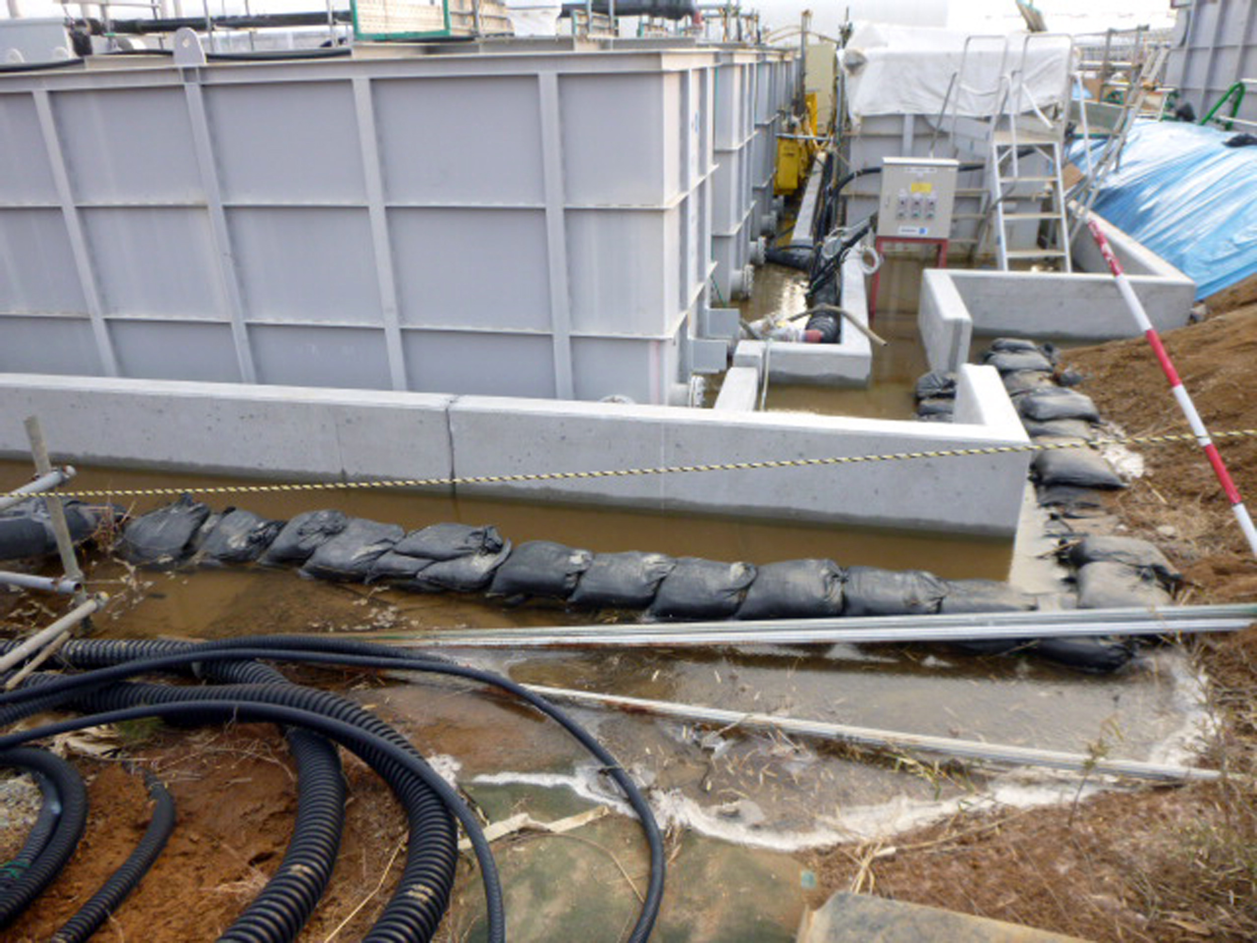 Agua contaminada alrededor de un tanque en la central de Fukushima