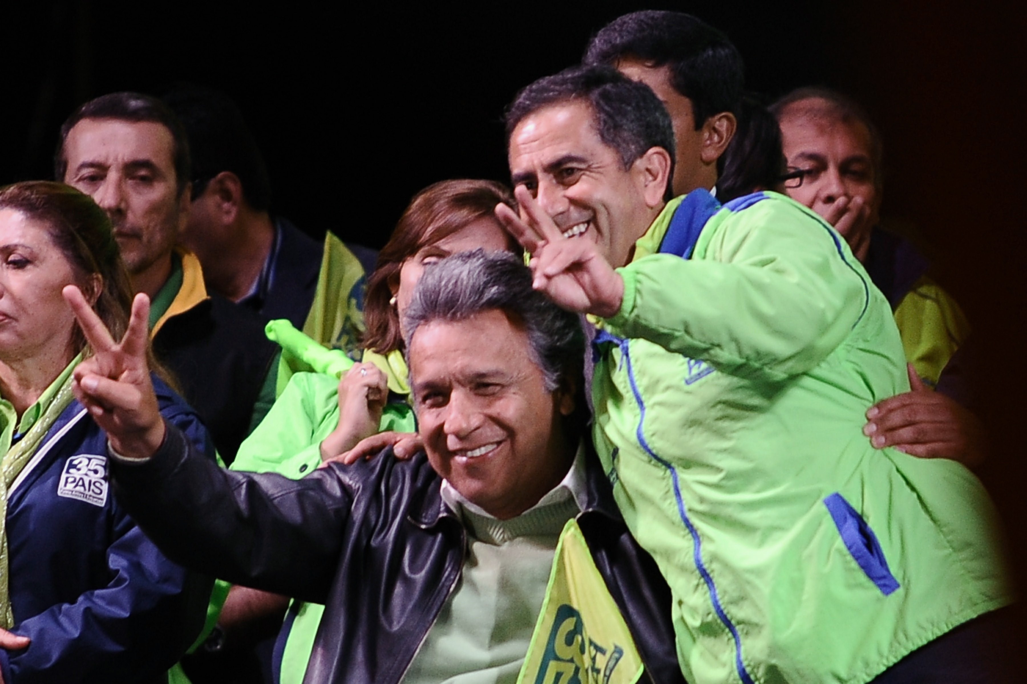 El alcalde de Quito y candidato a la reelección, Augusto Barrera (d), durante el acto final de campaña en la capital de Ecuador