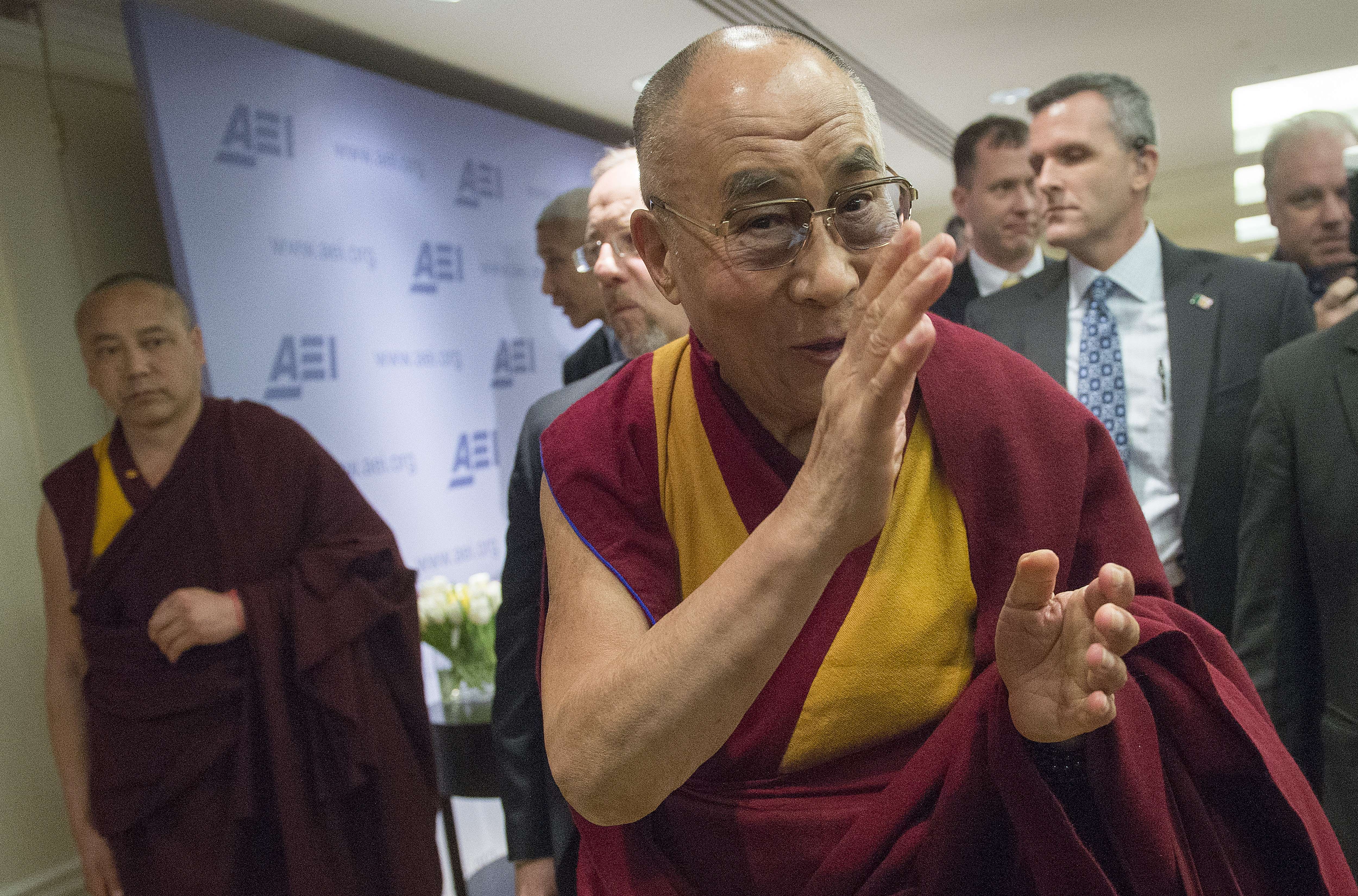 El Dalai Lama saluda a su salida del American Enterprise Institute (AEI), hoy en Washington 