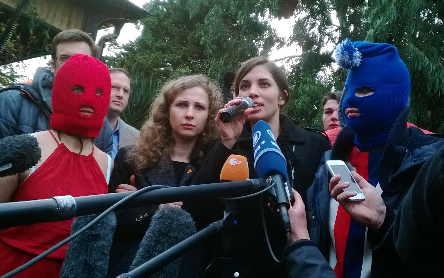 Las jóvenes se encuentran en Sochi desde hace varios días en compañía de otros seguidores del grupo.