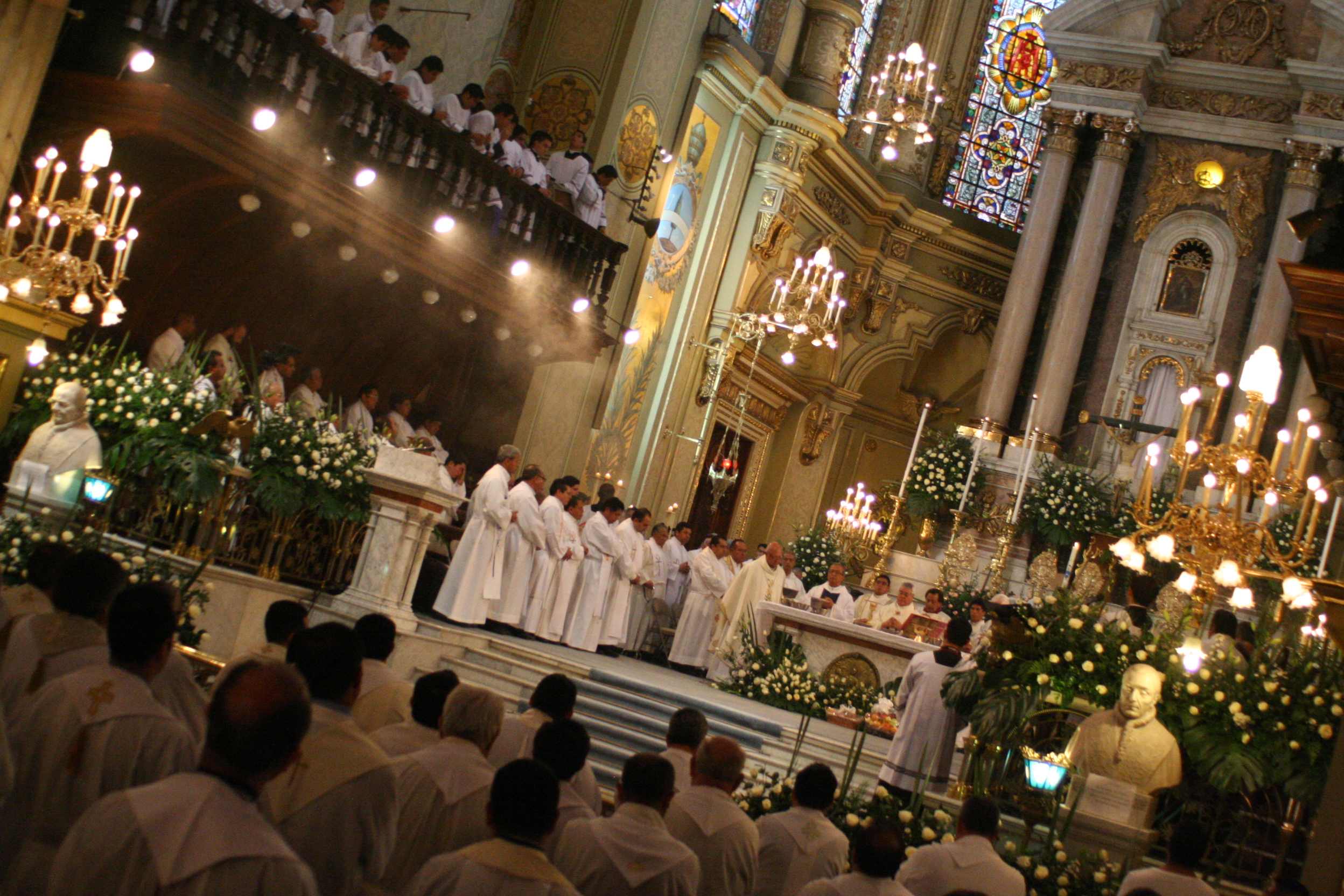 La Catedral lució llena entre devotos y sacerdotes. 