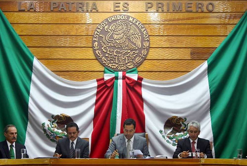 Legisladores del PRI, PRD y PVEM durante la sesión de la Comisión Permanente. 