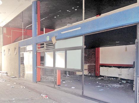 Los locales del centro comercial, situado a un costado de los arcos de Zapopan, ya lucen abandonados.