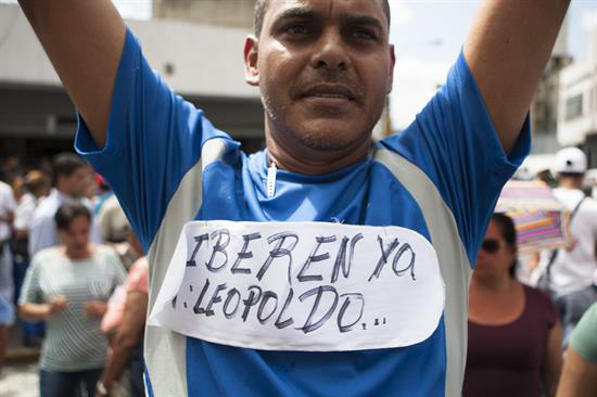 Ayer miércoles, decenas de simpatizantes de Leopoldo López se manifestaron frente al Palacio de Justicia, en Caracas, Venezuela.