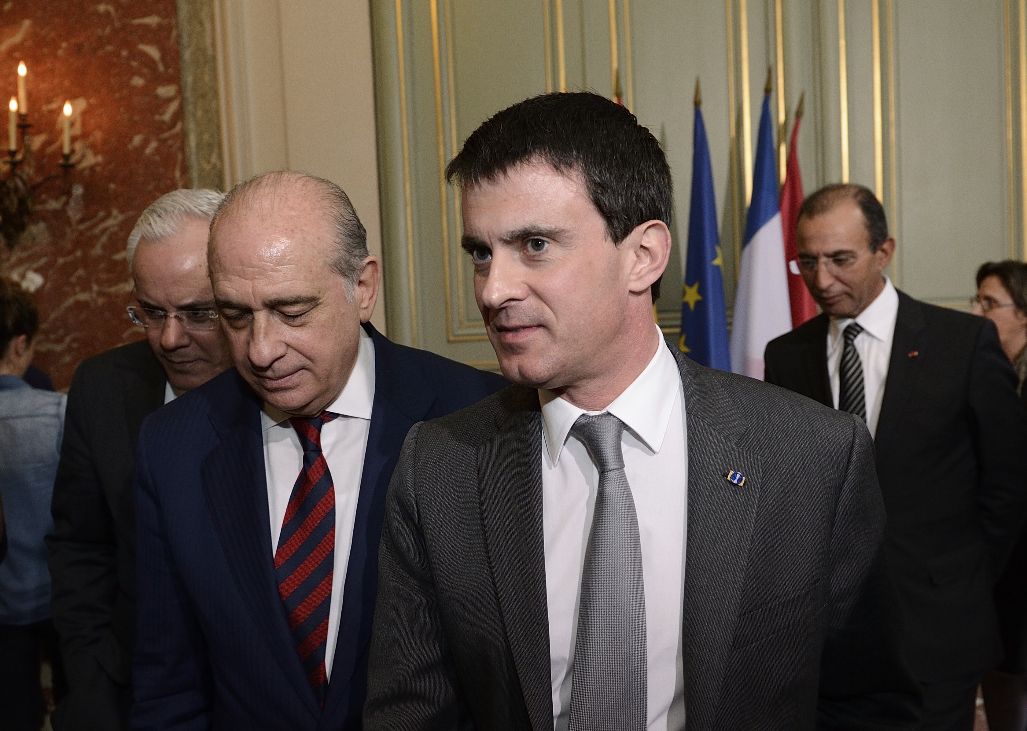 El ministro del Interior francés, Manuel Valls (2d) habla con su par español, Jorge Fernández Díaz (2i), hoy en París