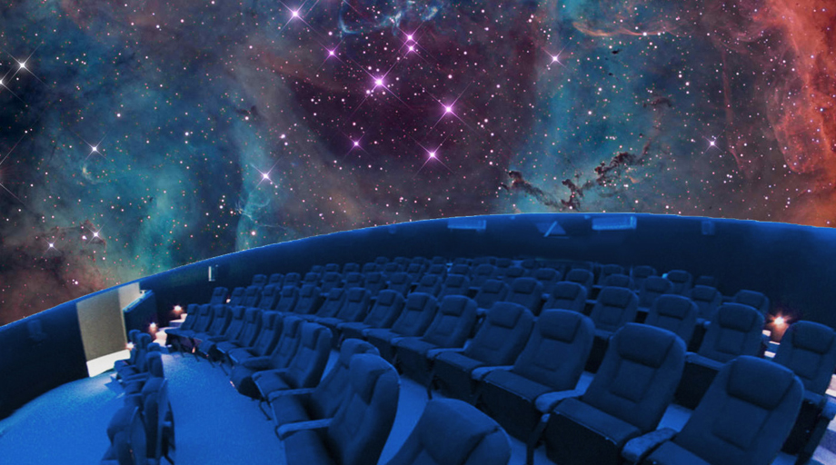 No es un IMAX, cuenta con la particularidad de hacer la simulación del cielo en toda su extensión.