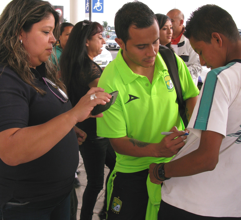 A pesar del cansancio por el viaje, los jugadores atendieron a los fans que los recibieron.