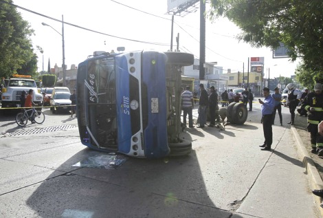 El accidente dejó como saldo 18 personas lesionadas.