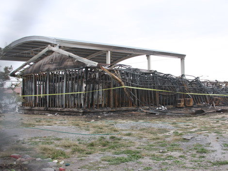 Escuela es consumida por el fuego. 