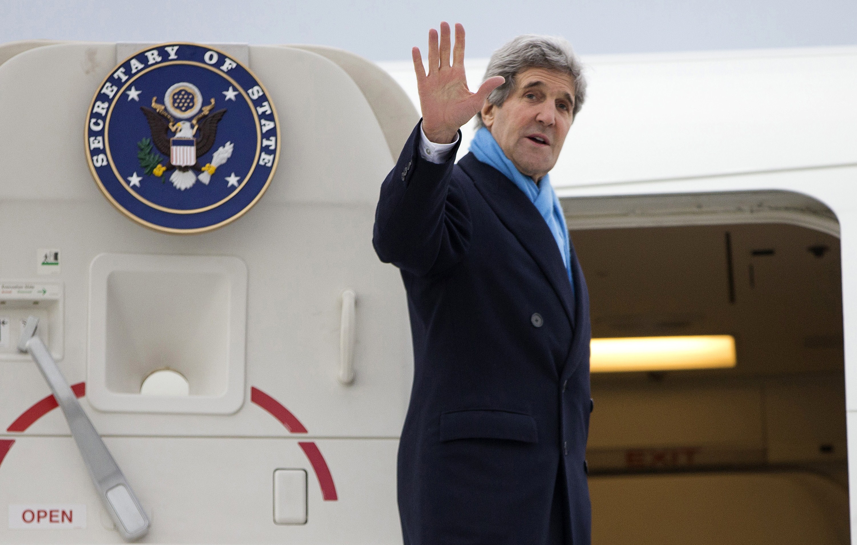 John Kerry saluda al abordar su avión en el aeropuerto de Le Bourget en París, de regreso a EU tras su última gira