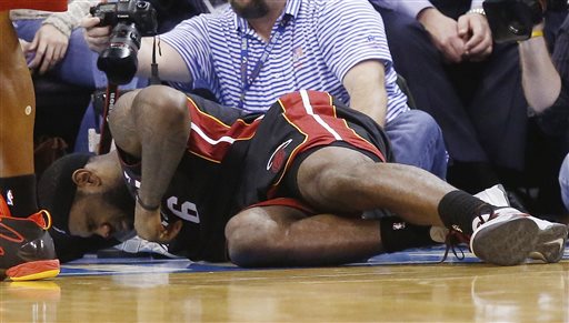 LeBron James sufrió una fractura en la nariz 