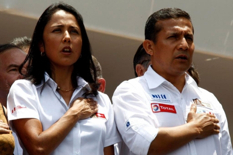 Nadine Heredia (i), con su marido, Ollanta Humala (d), en un acto público