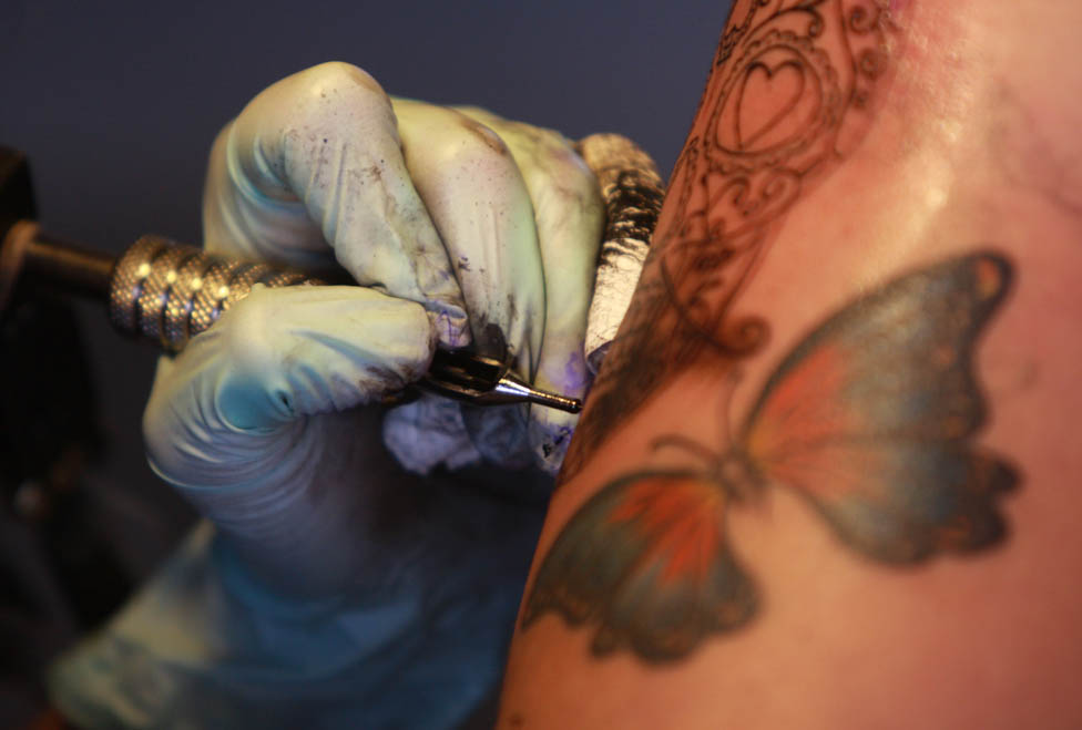 La población interesada en tener alguna pigmentación, perforación o tatuaje, debe buscar a los negocios ya acreditados.