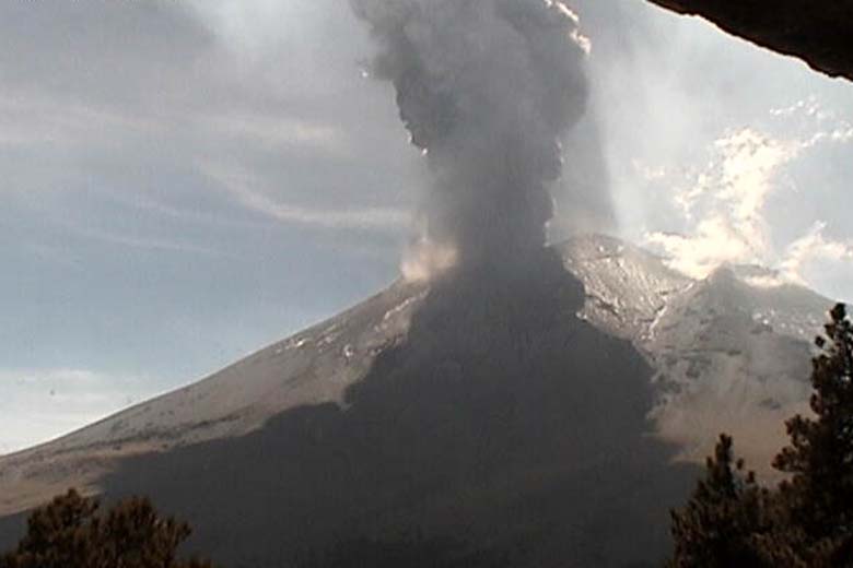 A las 12:33 horas se presentó una explosión moderada en el volcán, que lanzó fragmentos incandescentes hacia las laderas externas hasta una distancia 