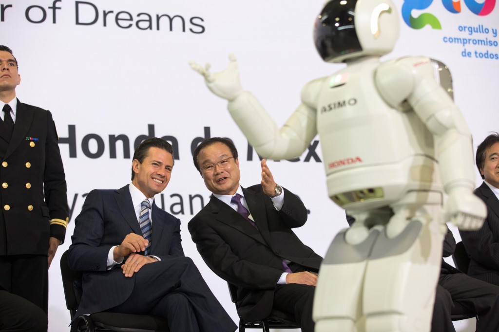 Miguel Márquez y Enrique Peña fueron las primeras personas a quienes saludó el robot. 