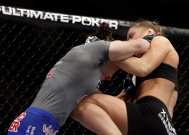 Ronda Rousey conectando a Sara McMann