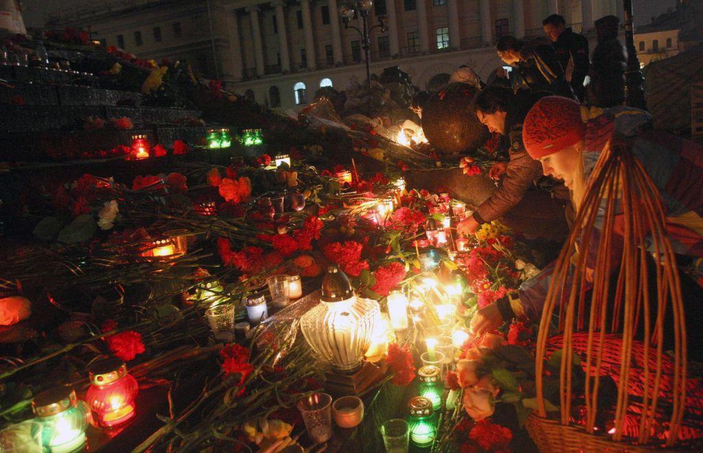 Velas encendidas se colocan en la plaza central de Kiev, Ucrania.