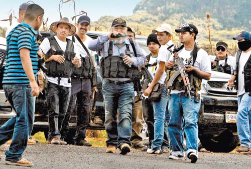 Estanislao Beltrán (centro) coordinó la entrada de los civiles armados, quienes se trasladaron en decenas de vehículos.