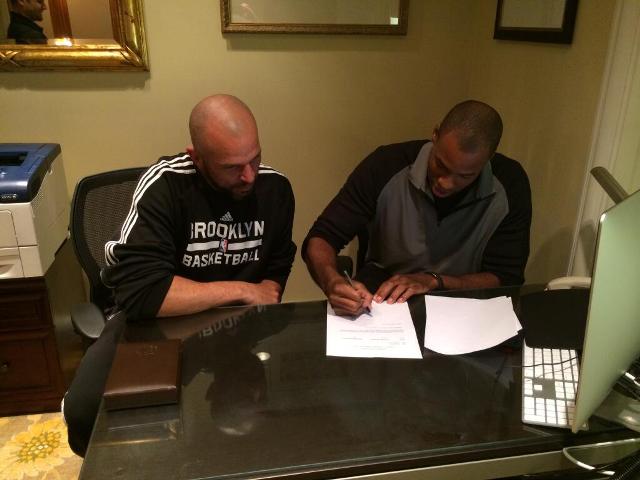 Jason Collins firma su contrato con los Nets 