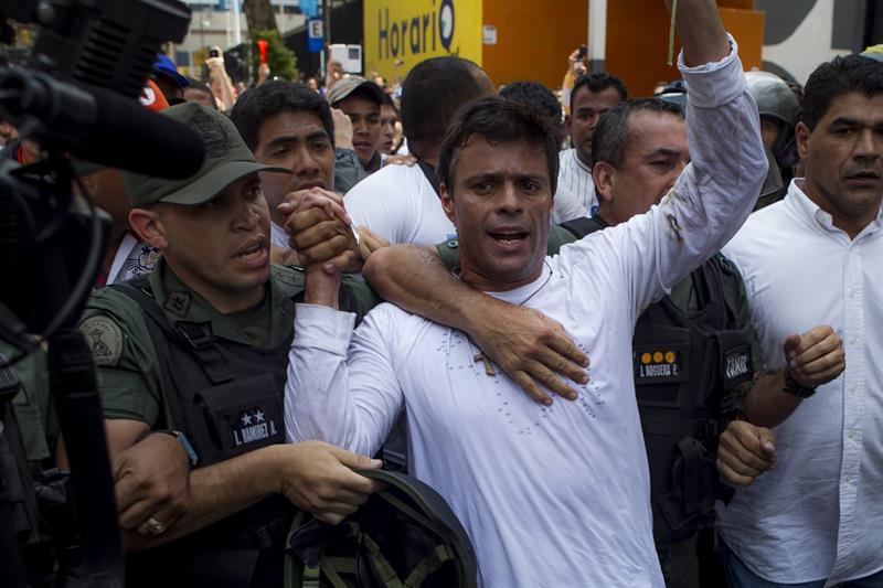 Leopoldo López, acompañado por seguidores durante su detención en Caracas