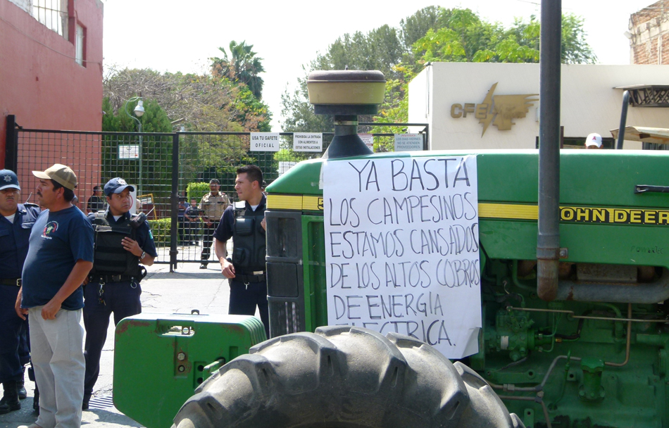 Los campesinos se quejan de los altos cobros de la CFE.