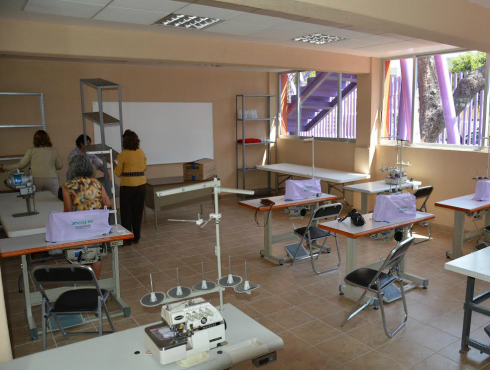 El Centro Social "Lucrecia Toriz", en Iztapalapa, cuenta ahora con taller de corte y confección en sus intalaciones, entre otras áreas.