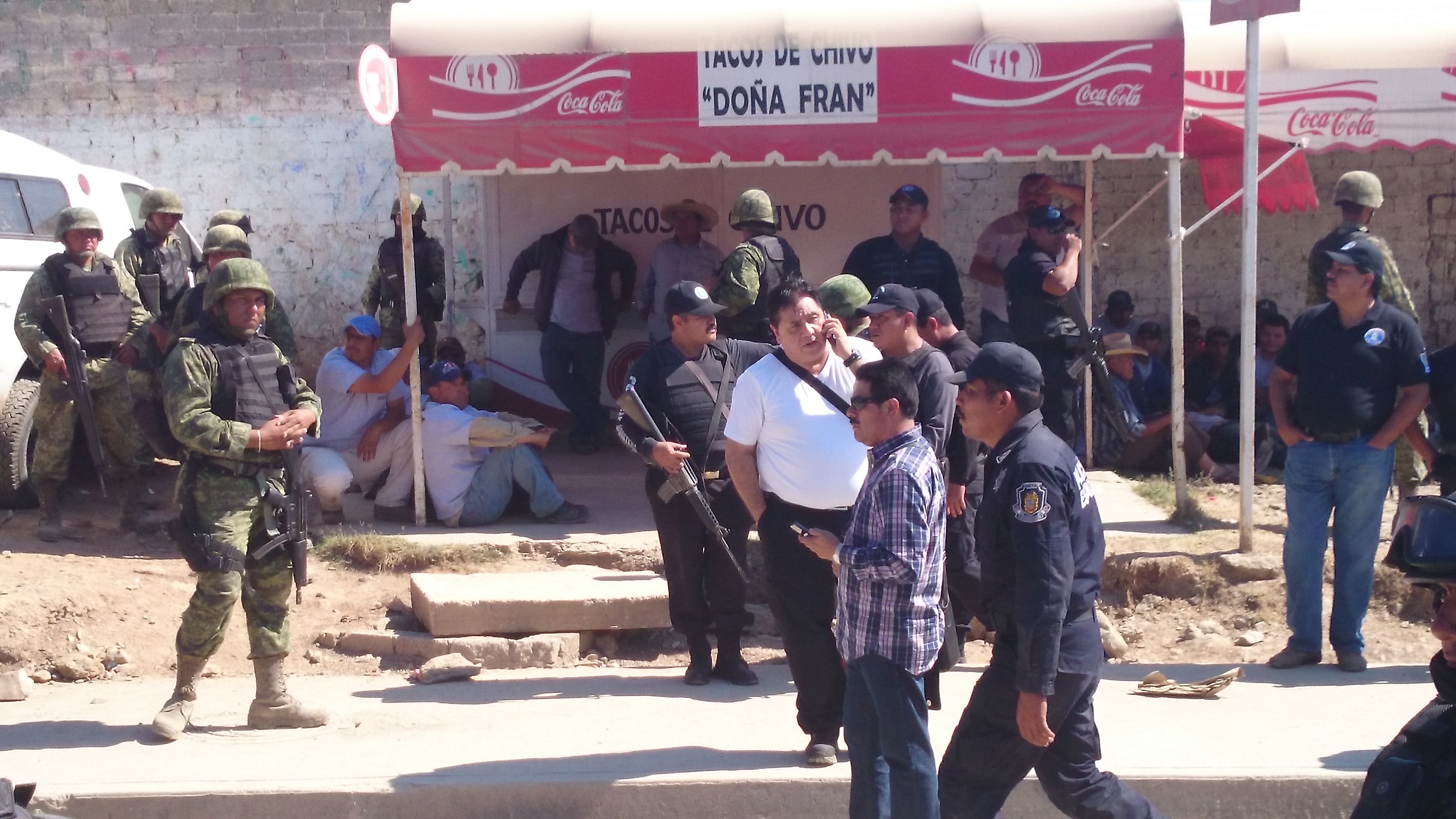Desde las 6 de la mañana llegaron las fuerzas para retirar a los autodefensas