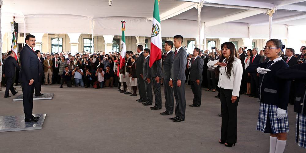 Durante la conmemoración del Día de la Bandera. 