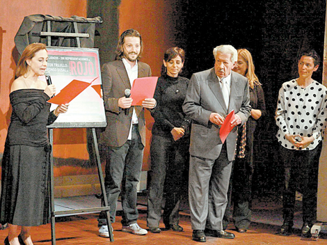 El elenco del montaje junto con los invitados que develaron la placa conmemorativa.