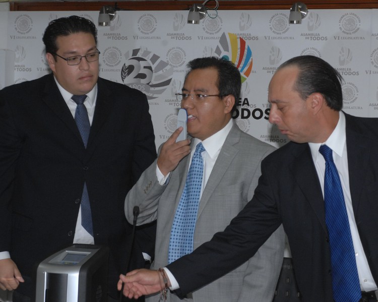 El equipo emplea una espojan para detectar la presencia de mariguana en el organismo.