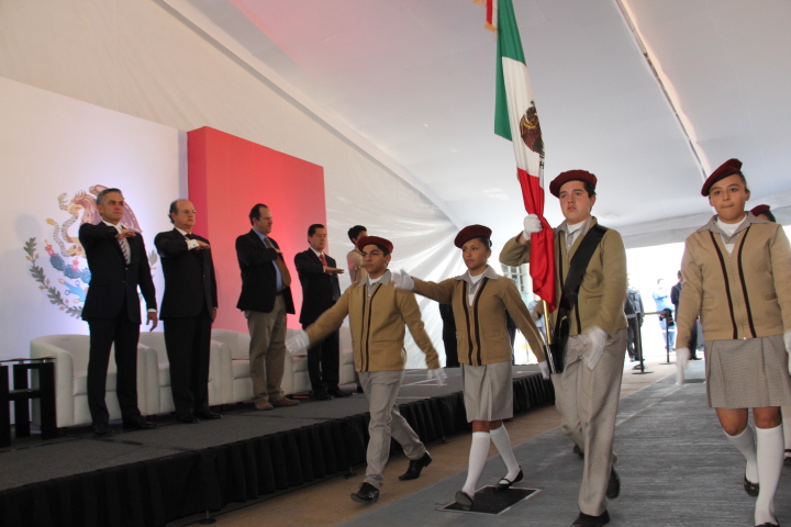 La escolta de la EST 6 "Sor Juana Inés de la Cruz" en la ceremonia por el Día de la Bandera