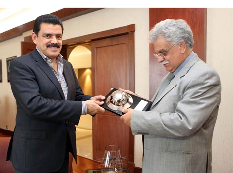 El gobernador entregó un reconocimiento al doctor Carlos Martínez Assad por su trayectoria académica.