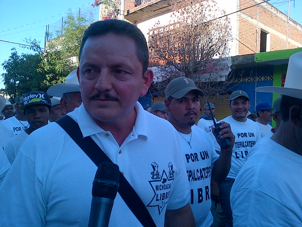 Juan José Farias, 'El Abuelo', también participa en la marcha hacia la plaza principal de Tepalcatepec.