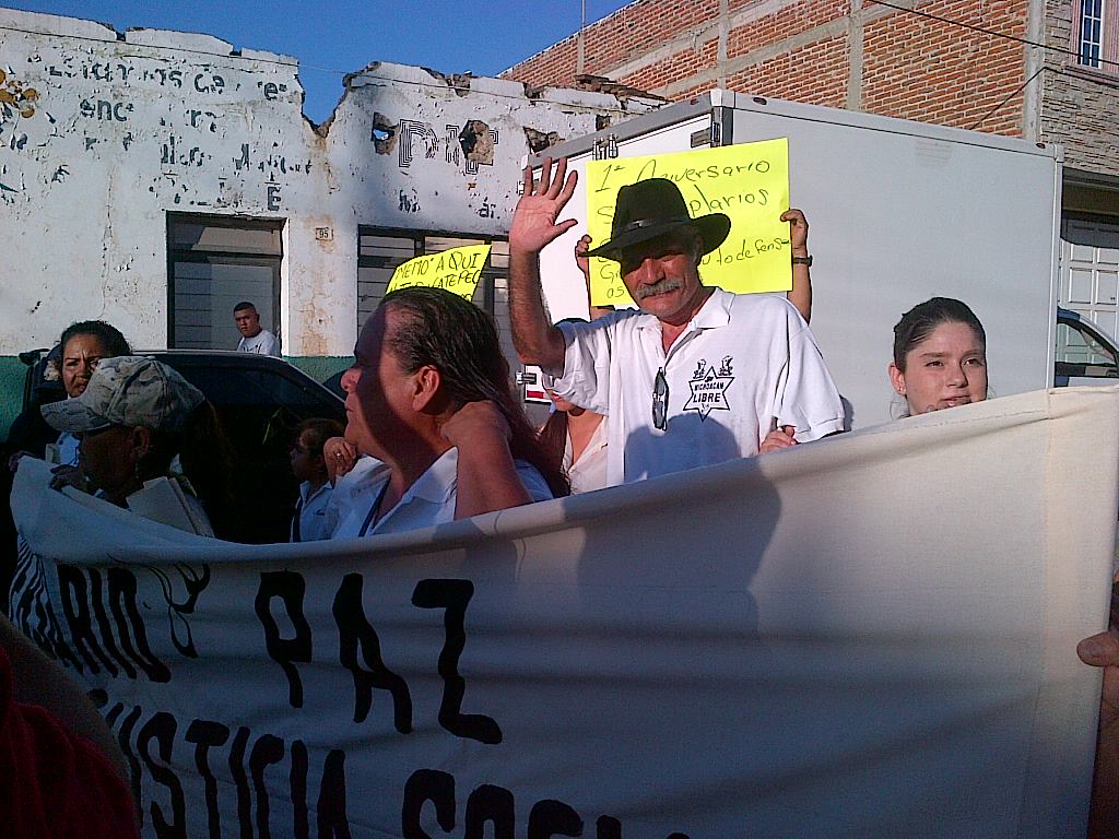 La marcha, encabezada por José Manuel Mireles, se dirige hacia la pincipal, ubicada frente a la presidencia municipal.